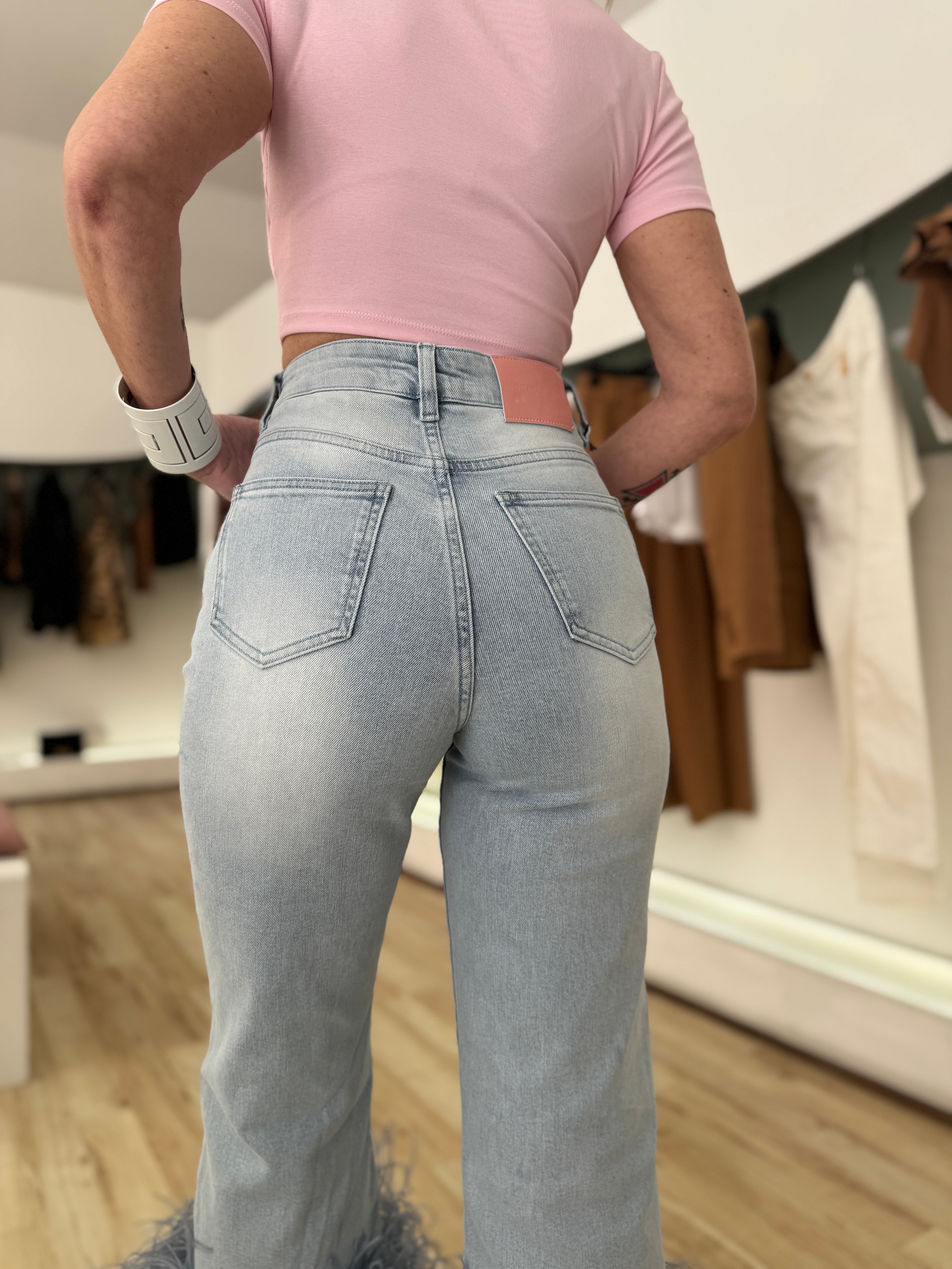 Jeans con piume